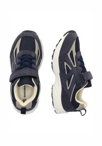 Marinefarbene Sportschuhe mit einem Obermaterial aus Wildleder und Mesh, ausgestattet mit einem Klettverschlussriemen, grauen Akzenten und einer gepolsterten weißen Sohle.