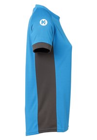Camisa polo de manga corta en azul y gris con un cuello redondo, que presenta un logo en la manga y una textura suave. Paneles laterales en gris oscuro.