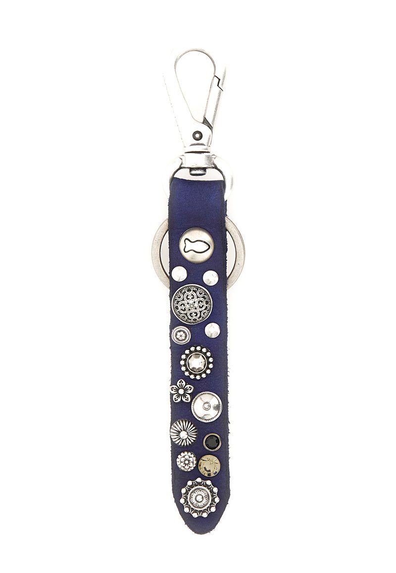 Portachiavi in pelle blu marina con accessori in metallo argentato, presenta borchie decorative di varie forme, tra cui design circolari e floreali.