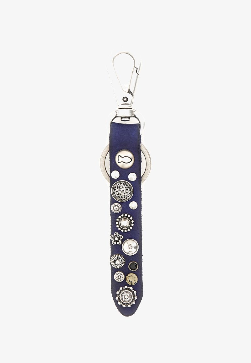 Portachiavi in pelle blu marina con accessori in metallo argentato, presenta borchie decorative di varie forme, tra cui design circolari e floreali.
