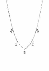Zilveren collier met een kettingontwerp, kenmerkend door twee rechthoekige pendants en drie ronde kralen in verschillende maten langs de lengte.