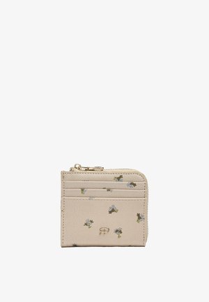 Beżowy portfel z małymi kwiatowymi nadrukami, trzema przegródkami na karty, złotym suwakiem u góry i złotym logo na środku z przodu.