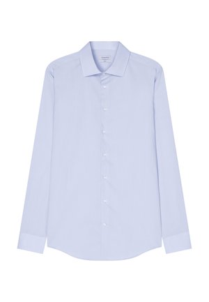 Jasnoniebieska koszula z długim rękawem, z kołnierzykiem w kształcie spiczastym, z zapięciem na guziki z przodu i okrągłym dołem. Gładki materiał bez widocznych wzorów.