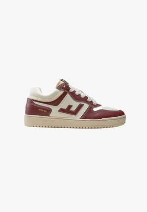 Hvide og burgunder lærreds sneakers med teksturerede detaljer, kontrasterende farver og en beige gummisål. Har et fremtrædende logo og klassisk snøredesign.