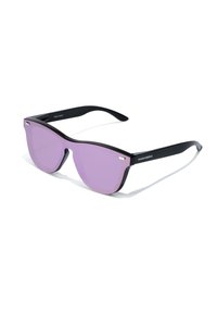 Ochelari de soare negri cu un design unghiular și lentile mov. Prezintă accente metalice minime și numele brandului "HAWKERS" pe braț.