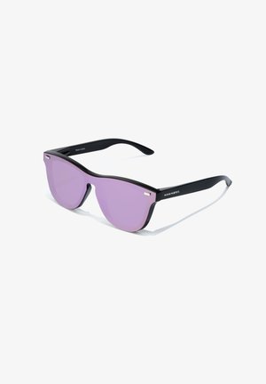 Mustat aurinkolasit kulmikkaalla muotoilulla ja violetilla linsseillä. Sisältää minimaalista metallikoristetta ja brändin nimen "HAWKERS" varressa.