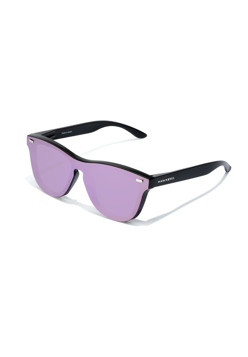 Ochelari de soare negri cu un design unghiular și lentile mov. Prezintă accente metalice minime și numele brandului "HAWKERS" pe braț.