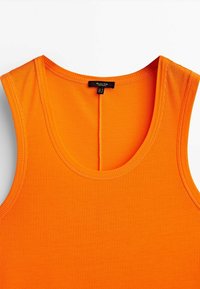 Haut sans manches côtelé orange vif avec encolure ronde et étiquette de marque visible au centre du dos, à l'intérieur du col.