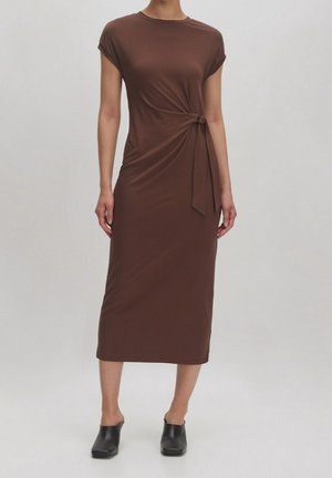 Brun knælængde kjole med korte ærmer, med et snoet knudedetalje ved taljen. Glat, tætsiddende stof med et minimalistisk design.