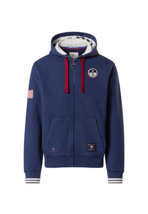 Marineblaue Zip-Hoodie mit roten Kordeln, weiß gefütterter Kapuze, gesticktem Logo, amerikanischem Flaggenpatch am Ärmel und gerippten Bündchen.