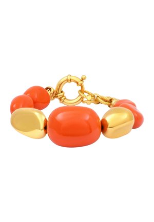 Bracelet chaîne en or avec un grand corail lisse et des perles arrondies de couleur dorée, avec un fermoir circulaire doré.