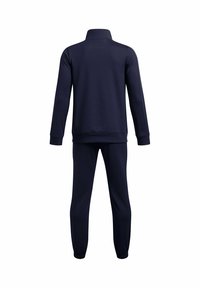 Marineblauwe trainingsbroek met een lange mouwen zip-up jack en broek met elastische manchetten, weergegeven vanuit de achterkant op een witte achtergrond.