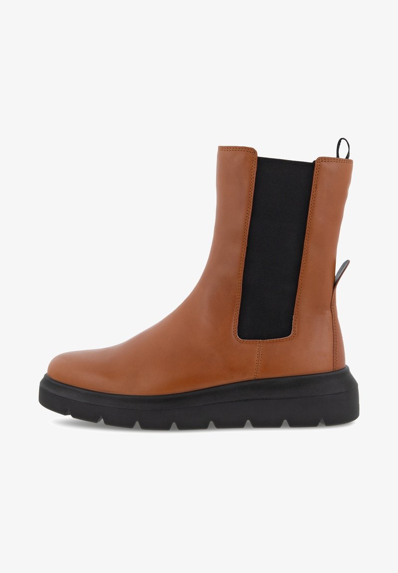 Stivale alla caviglia in pelle marrone con pannelli elastici neri ai lati, punta rotonda e suola in gomma nera spessa. Presenta un passante sul tallone.