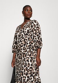ONLY Carmakoma CARLIVIA 3/4 WRAP - Rochie de zi - cloud dancer