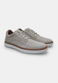 Scarpe in suede e mesh grigio chiaro con punta tonda, parte superiore texturizzata, lacci frontali e suola in gomma marrone a contrasto.