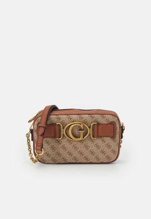 Petit sac d'épaule rectangulaire marron à motifs avec logo Guess doré, accents en cuir marron et une bandoulière partiellement en chaîne.