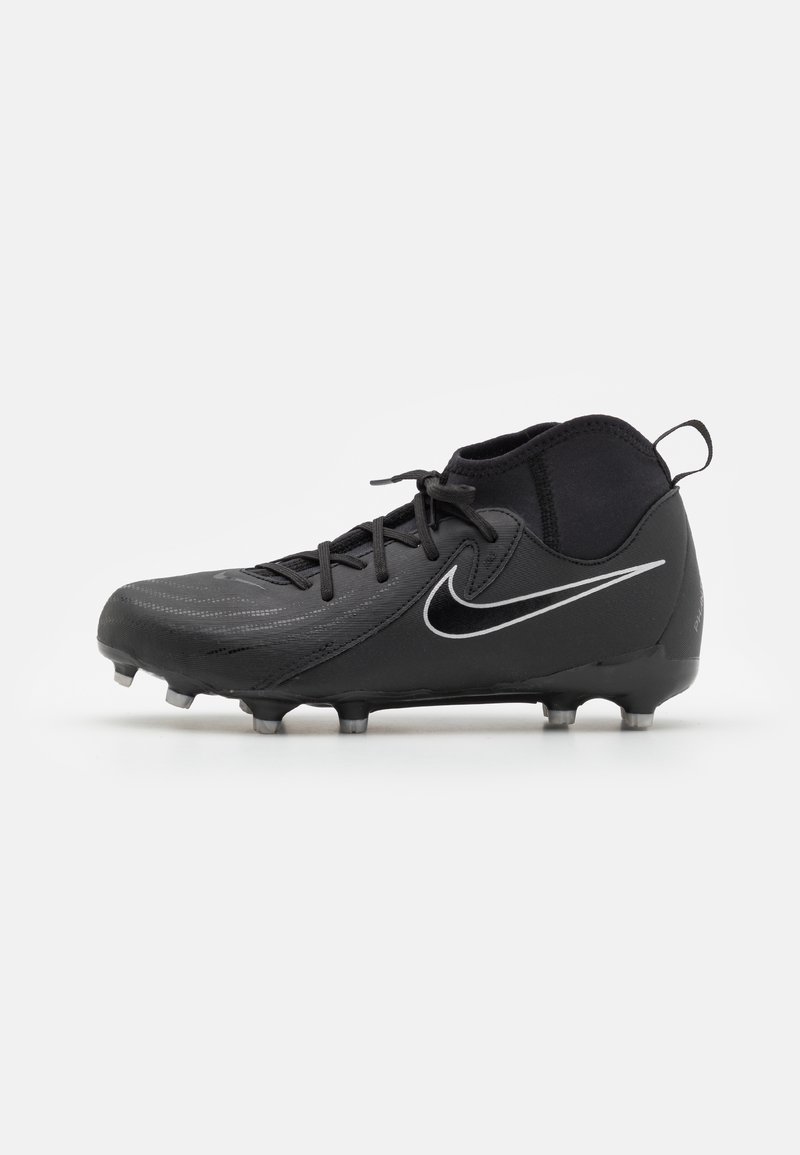 Čierne futbalové kopačky s textúrovaným syntetickým zvrškom, elastickou podporou členku, polstrovaným golierom a výrazným strieborným logom Nike na boku.