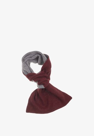 Bufanda de dos colores, burdeos y gris, hecha de una tela suave, con un diseño retorcido y una forma suelta y caída.