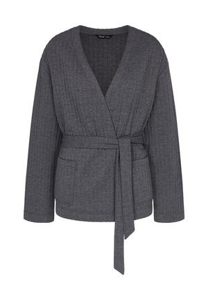Grå, texturerad jacka med omslag, V-ringning, långa ärmar, midjeband och två framfickor. Designad med vertikal ribbning.