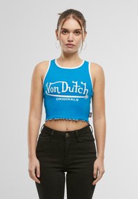 Mėlyna trumpa tankų viršutinė su baltais apvadais, kuriame yra ryškus "Von Dutch ORIGINALS" logotipas. Audinys atrodo raukšlėtas, su banguotu nėriniu.