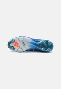 Sole di una scarpa sportiva blu con un design a gradiente liscio che passa da scuro a chiaro, caratterizzata da accenti trasparenti e elementi di trazione modellati.