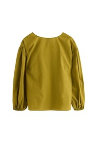Sennepsgul bluse med rund halsudskæring, puffede lange ærmer og samlede manchetter, der har en glat, struktureret stof.