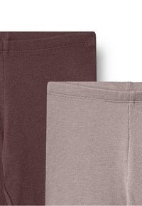 Zwei Paare dehnbarer Leggings, eines in dunklem Burgunderrot und eines in hellem Grau. Beide haben ein strukturiertes, geripptes Muster und elastische Taillenbunde.
