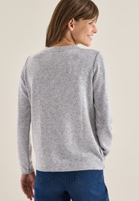 Szary sweter z dzianiny z długimi rękawami i okrągłym dekoltem, wyeksponowany z tyłu, wykonany z miękkiego, teksturowanego materiału.