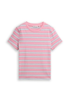 Camiseta rosa de manga corta con rayas horizontales blancas y azules, cuello redondo y ajuste holgado, presentada sobre un fondo blanco.