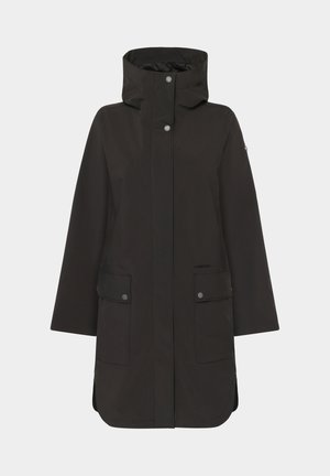 Parka imperméable noire avec un col haut, des boutons-pression, deux poches avant et une capuche. Présente une coupe droite et des fentes latérales pour faciliter les mouvements.