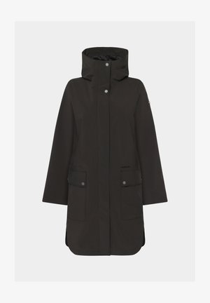 Parka imperméable noire avec un col haut, des boutons-pression, deux poches avant et une capuche. Présente une coupe droite et des fentes latérales pour faciliter les mouvements.