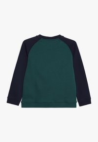 Felpa verde e blu navy con maniche raglan, polsini a coste e retro semplice. Realizzata in tessuto morbido e testurizzato per il massimo comfort.
