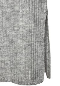 Grauer gestrickter Pullover mit Rippentextur, der eine lockere Passform und seitliche Schlitze aufweist, gefertigt aus einem weichen, warmen Wollmischmaterial.