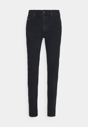 Jean slim noir en denim avec bouton devant, fermeture éclair et poches avant et arrière, présenté sur fond blanc.
