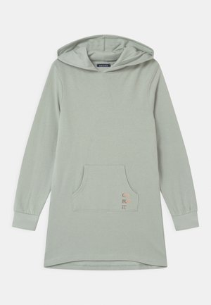 Robe à manches longues gris clair avec capuche et poche avant ornée d'un texte en cuivre « GO FOR IT » sur un fond blanc uni.