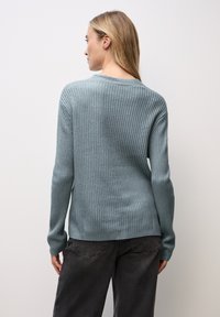 Weicher, gerippter Pullover in einem sanften Blaugrün. Hat lange Ärmel und einen runden Ausschnitt, mit einer glatten Textur und einer lockeren Passform.