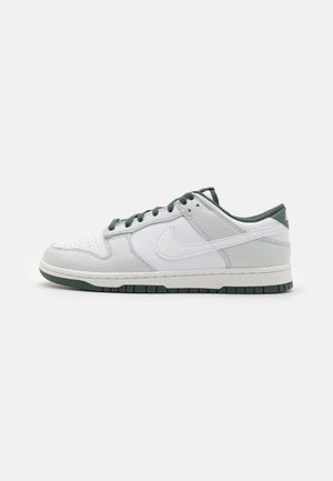 Nike Sportswear DUNK RETRO SE - Sneakers basse - photon dust/white/vintage green/summit white/cosmic clay
