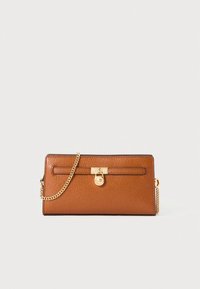 Bruine leren handtas met een gestructureerde afwerking, voorzien van een gouden kettingbandje en een sluiting met gesp. Rechthoekige vorm met een strak design.