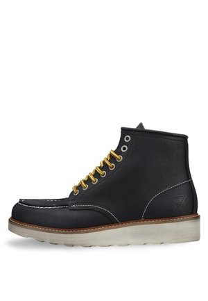 Stivali in pelle nera con lacci gialli, cucitura bianca, punta arrotondata e suola in gomma beige. Logo impresso di lato.