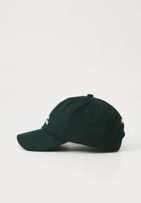 Mørkegrønn baseballcap laget av bomull, med buet skjerm, justerbar stropp og broderte tekster på forsiden.