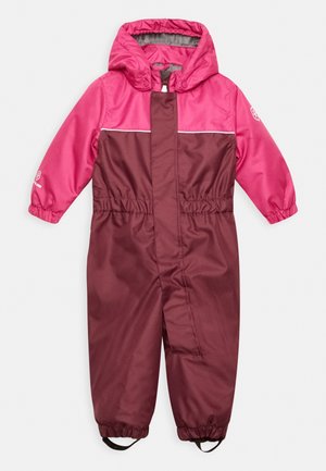 Rosa-pink und burgunderfarbene wasserdichte Latzhose mit Kapuze, elastischen Bündchen und reflektierenden Details. Glatte Textur mit einem Reißverschluss vorne.
