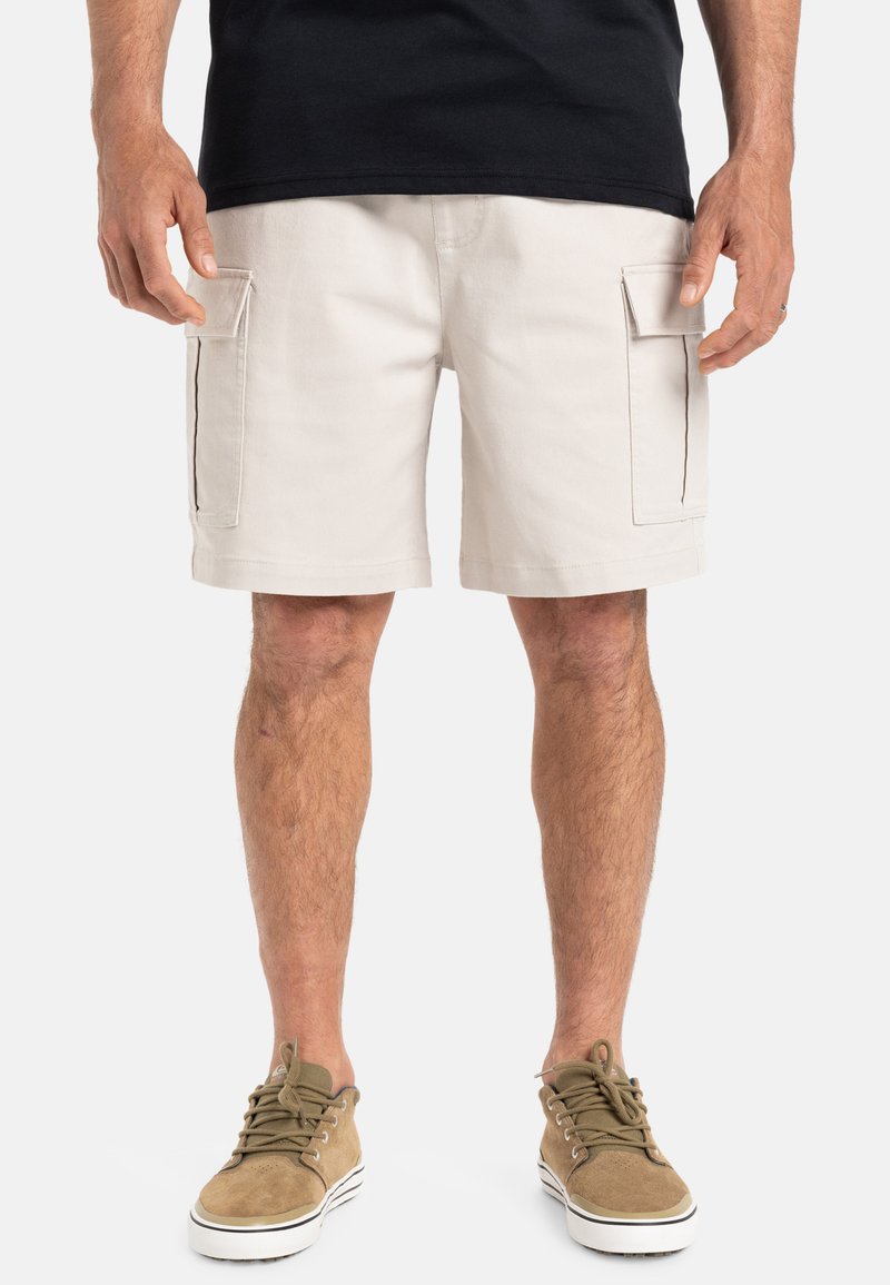 Bermudas cargo beige hasta la rodilla con dos bolsillos laterales, hechas de tejido de algodón, con costuras resistentes y un corte relajado.