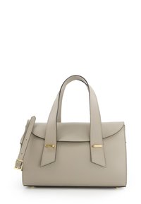 Beige Lederhandtasche mit zwei oberen Griffen, einem abnehmbaren Trageriemen, goldenen Hardware-Details und einer strukturierten, runden Form.
