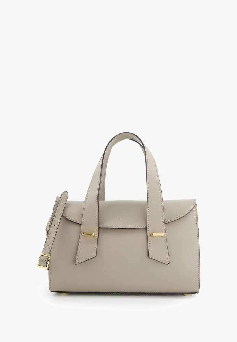 Beige leren handtas met twee handvatten aan de bovenkant, een afneembare schouderband, gouden hardware-accenten en een gestructureerde, ronde vorm.