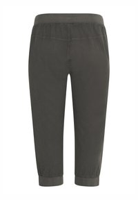 Pantaloni capri grigio scuro realizzati in tessuto morbido. Presentano una vita elastica e polsini, con una texture liscia e dettagli di cucitura minimi.