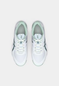 Ténis desportivos brancos com parte superior em malha, detalhes em verde menta e riscas contrastantes em verde escuro. Apresentam biqueira texturizada e atacadores planos.