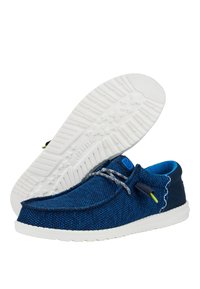 Zapatos informales azules hechos de malla transpirable, con una suela blanca, costuras en contraste y un detalle de cordones con acento verde.