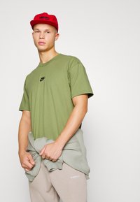 Nike Sportswear TEE - T-shirt básica - khaki/black