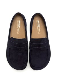 Mocasines de ante azul marino con suela plana, que presentan un lazo cosido en la parte delantera y una plantilla beige. Textura suave en todo el calzado.