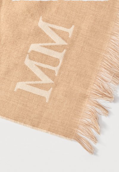 Μπεζ πλεκτό κασκόλ με λευκά γράμματα "M" και "N" και φουντωτές άκρες σε λευκό φόντο.